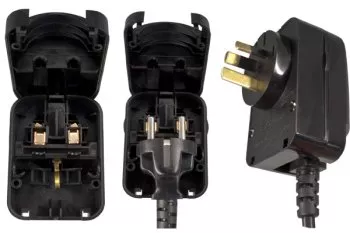 Stromadapter CEE 7/3 auf AUS Typ I Stecker, verschraubt, schwarz