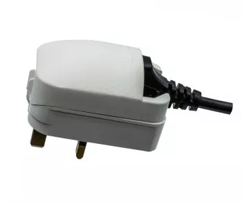 Stromadapter CEE 7/3 Buchse auf UK Typ G Stecker, 13A, verschraubt, weiß