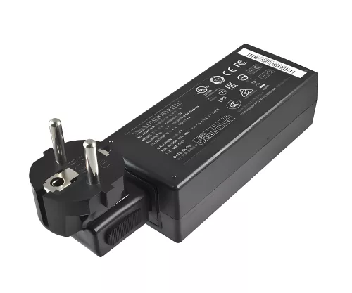 Stromadapter, Netzadapter Kaltgerätestecker C13 auf CEE 7/7 90° Schutzkontaktstecker