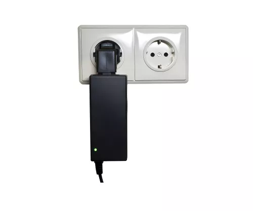 Stromadapter, Netzadapter Kaltgerätestecker C13 auf CEE 7/7 90° Schutzkontaktstecker