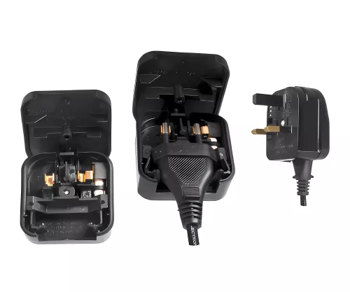 Stromadapter EU Buchse auf UK Typ G Stecker, 3A, verschraubt, schwarz Stromadapter EU Buchse auf UK Typ G Stecker, 3A, verschraubt, schwarz