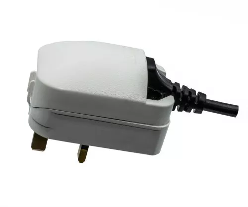 Stromadapter CEE 7/3 Buchse auf UK Typ G Stecker, 13A, verschraubt, weiß